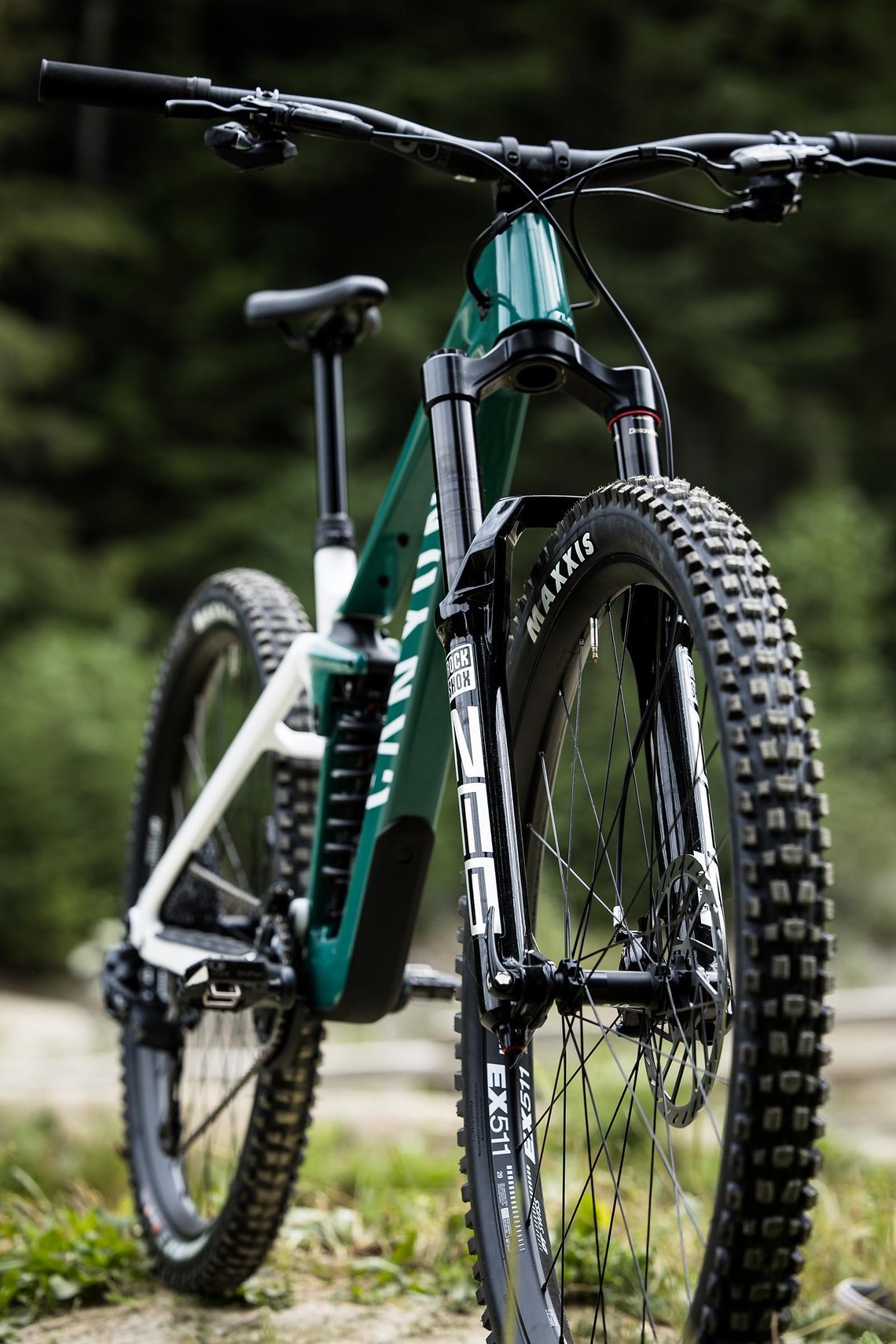 Hightech beim Fahrwerk – vorne die RockShox ZEB Ultimate ...