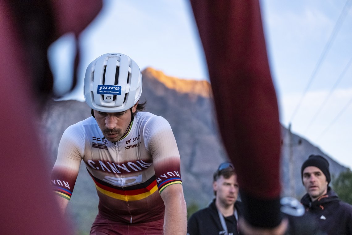 Voller Fokus bei Andreas Seewald. Der deutsche Marathon-Meister will gemeinsam mit Marc Stutzmann in Richtung Podium. Den Canyon Sidi-Fahrern fehlten am Ende des Tages knapp 6 Minuten zu den Top 3.