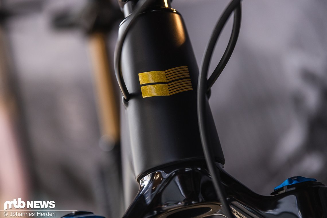 Im Vergleich zum Alu-Bike laufen hier die Leitungen früher in den Rahmen.