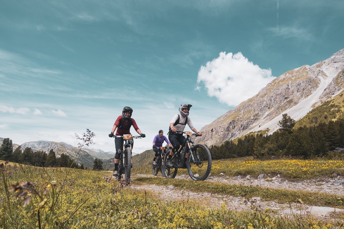 28 - Ines fährt ihr erstes Enduro-Rennen ohne Elektro seit 2 Jahren und das in Begleitung ihrer langjährigen Freundinnen  Besser könnte es kaum sein  - Foto (c) Matthias Kennel :BikeMedia jpg