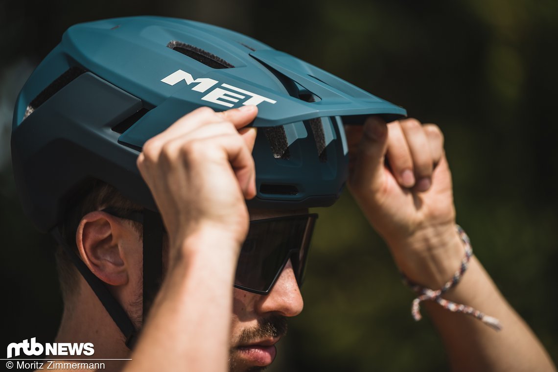 Das Visier lässt sich in drei Positionen verstellen und soll sich im Sturzfall schnell vom Helm lösen.