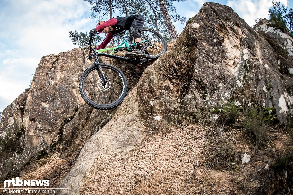 Das Specialized Enduro Pro 29 eignet sich dank der ausgewogenen Geometrie, des effizienten Fahrwerks und der praktischen Verstaumöglichkeiten hervorragend für ausgedehnte Enduro-Runden