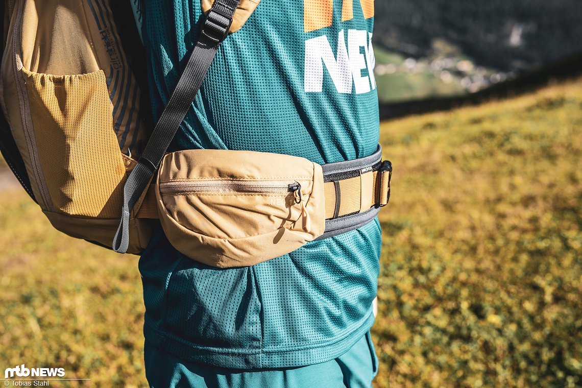 Die beiden Taschen links und rechts auf dem Hüftgurt fallen angenehm groß aus und sind unterwegs perfekt zu erreichen