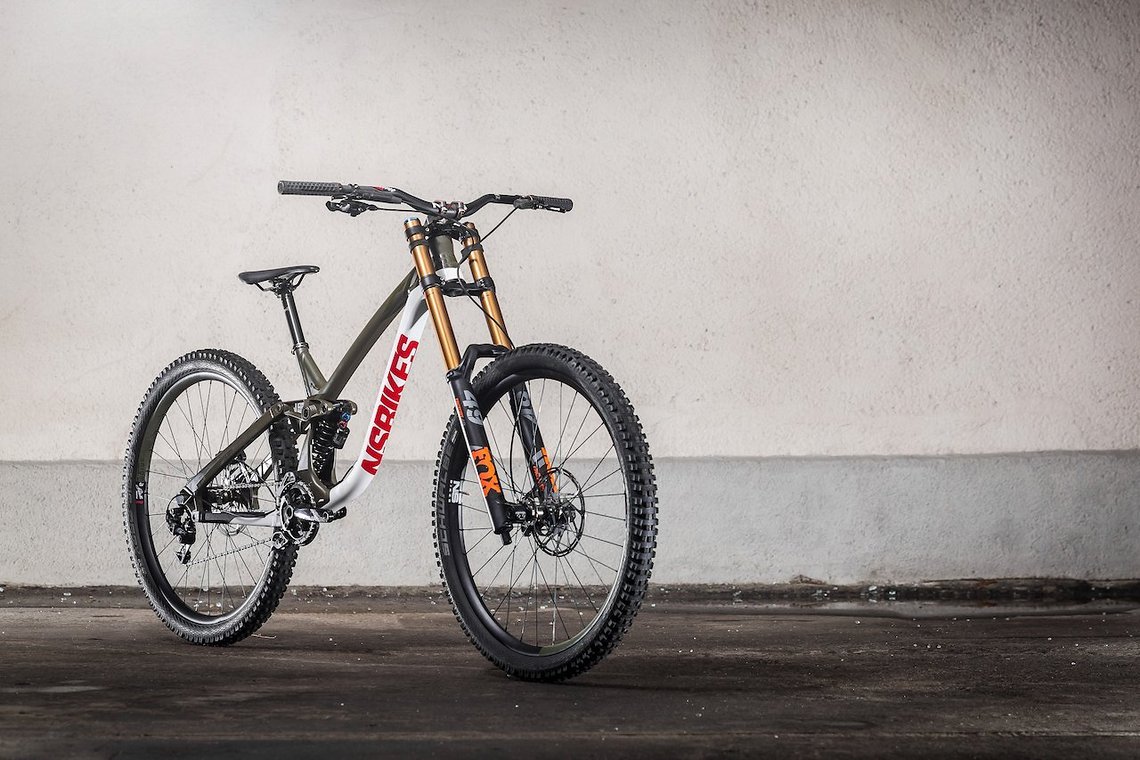 Das NS Bikes Fuzz 29 rollt auf 29"-Laufrädern und verfügt über 200 mm Federweg an der Front und über 190 mm am Heck