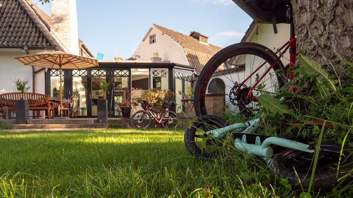 Im großzügigen Garten werden die Räder abgestellt.