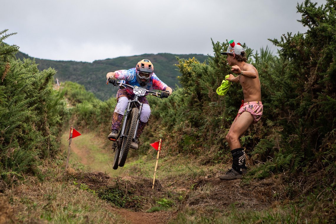 Ein ganz normaler Tag im Büro des Trans Madeira-Staff: In Boxershorts die Racer ins Ziel jagen.