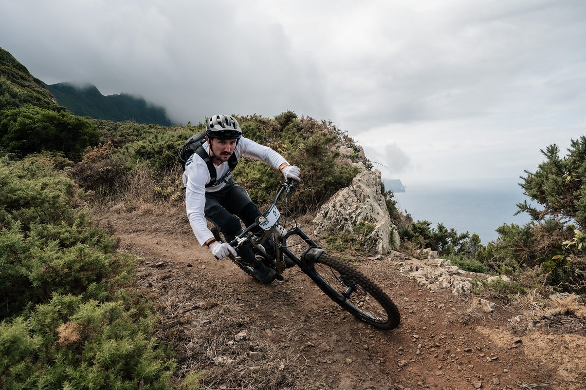 Phil Atwills Bike hat es leider nicht zum Rennen geschafft … hier ist er auf einem uralten Propain unterwegs und gibt alles. Wenn es sein muss auch ohne Kette.