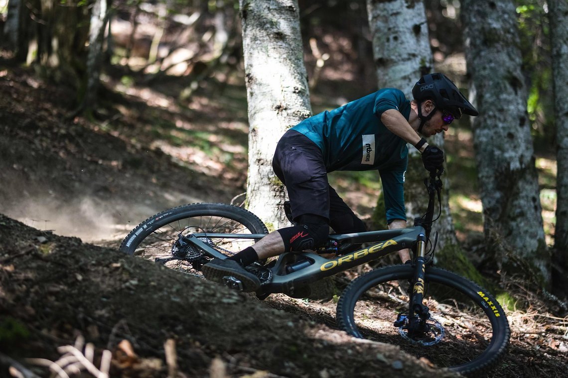 Bergauf vermittelt da Occam LT Enduro-Vibes und überzeugt mit viel Grip und Laufruhe.