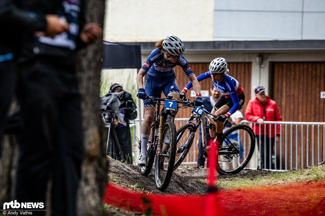 Puck Pieterse (vorne) und Loana Lecomte (hinten) drückten frühzeitig dem Short Track-Rennen der Damen ihren Stempel auf und reduzierten das Spitzenfeld.