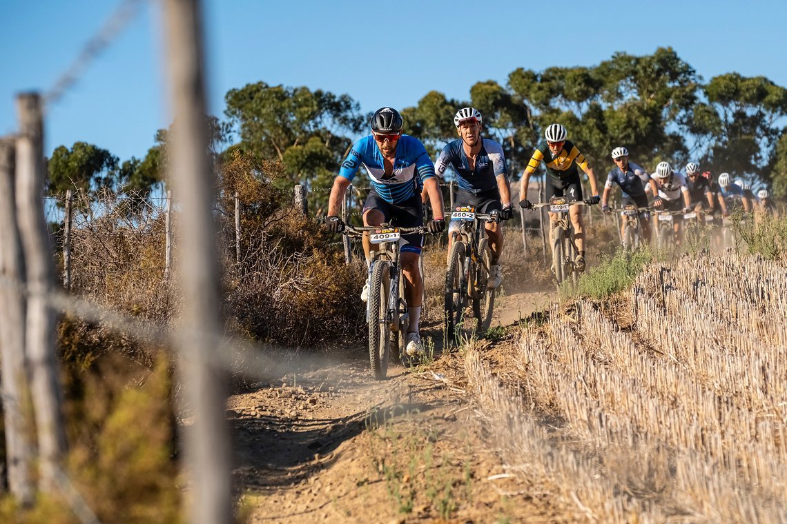 Zwei der größten Cape Epic Fahrer auf einem Bild: Karl Platt vorne und Christoph Sauser an dritter Position. Der Schweizer fährt gemeinsam mit Cory Wallace in der Masters Kategorie und wurde dort heute Dritter.