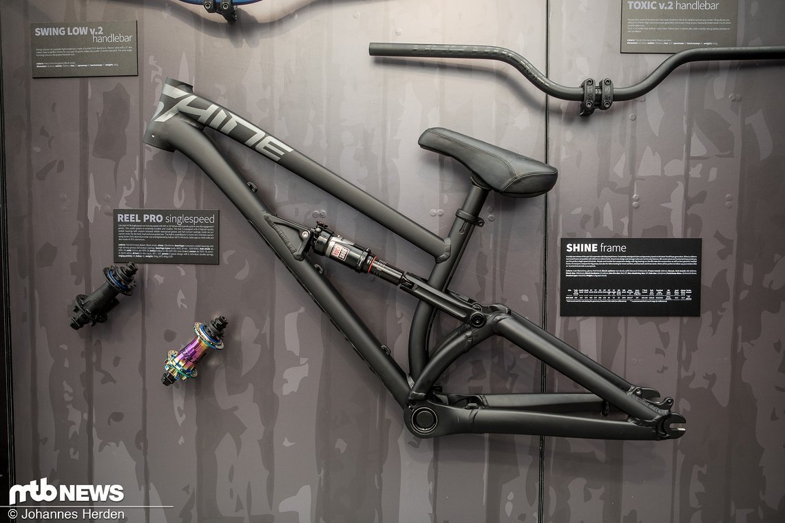 Der Dartmoor Shine Frame kommt entweder in mattschwarz oder "glossy red devil"