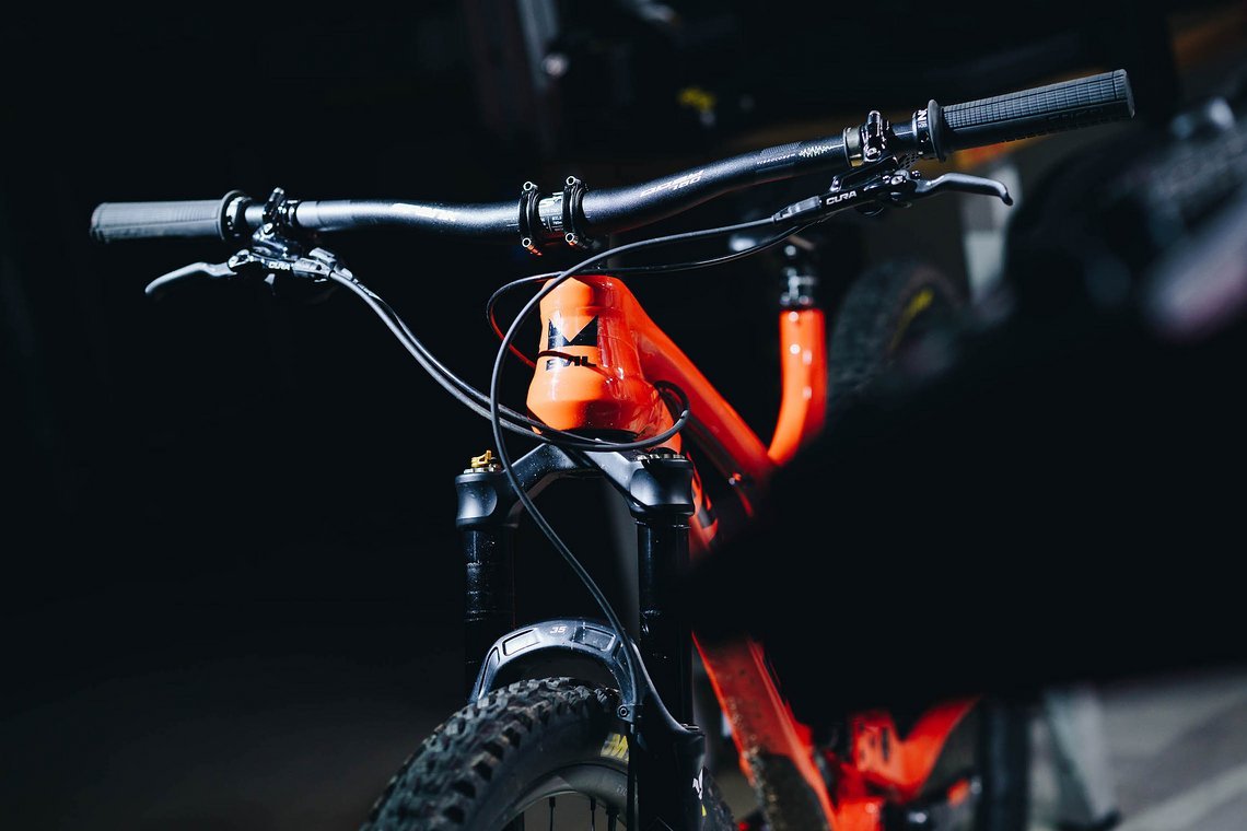 Das Cockpit besteht aus einem Spank Oozy Trail 780 Vibrocore-Lenker und einem Newmen Evolution-Vorbau