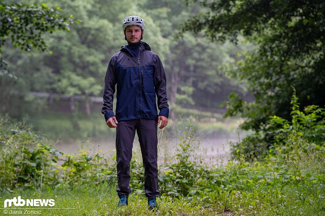 Sowohl Jacke als auch Hose verfügen über einen Schnitt, der gut auf den Einsatz auf dem Mountainbike abgestimmt ist