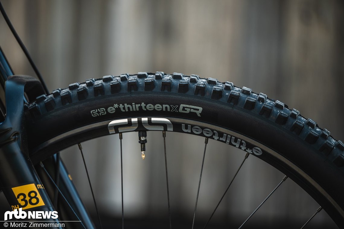 … und neuerdings sogar e*thirteen-Downhill-Reifen mit Gwin Racing-Logo.