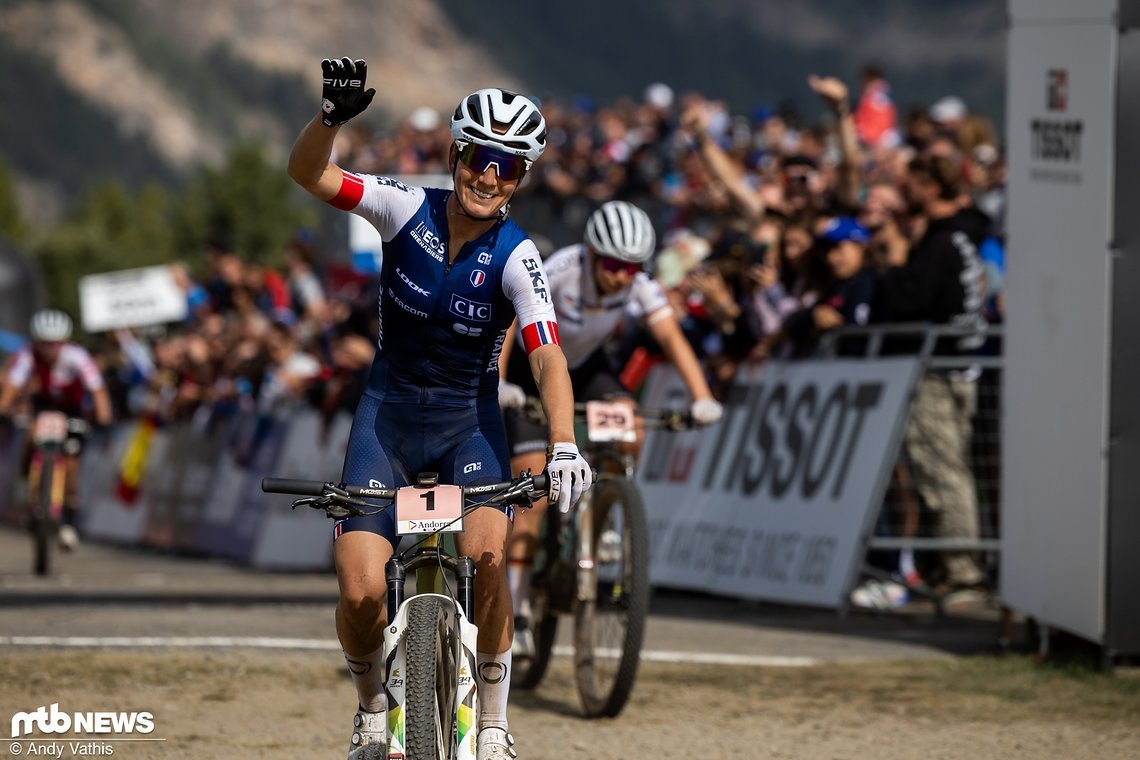 Mit einem Lächeln zum letzten Mal über einen Zielstrich im Mountainbike-Business
