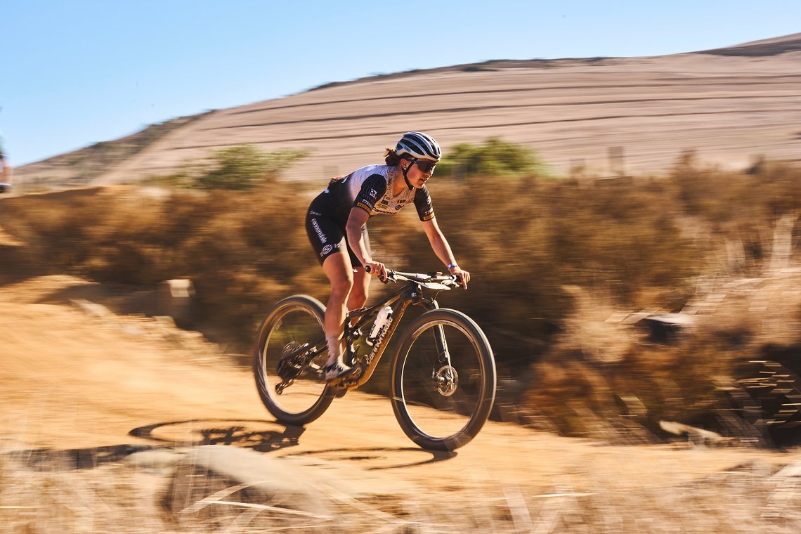 Stefanie Walter fährt ein gutes Rennen und ist die einzige deutsche Fahrerin im Spitzenfeld beim Cape Epic 2025. Gemeinsam mit Constanza Fasolis wurde sie heute Neunte.