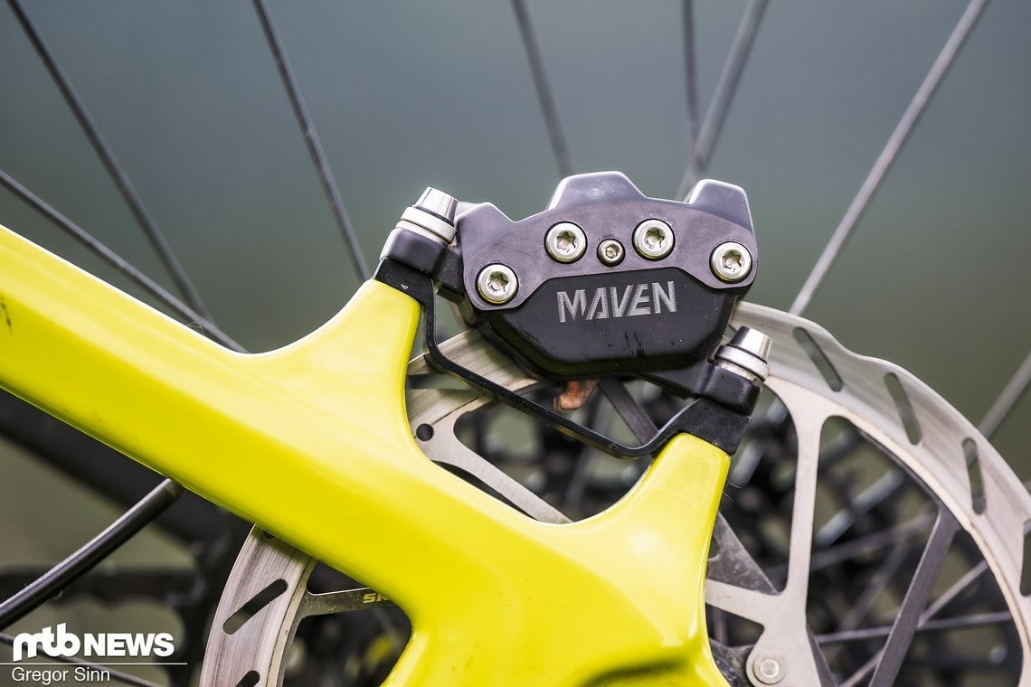 Gemstoppt wird mit wuchtigen SRAM Maven Silver-Bremsen.
