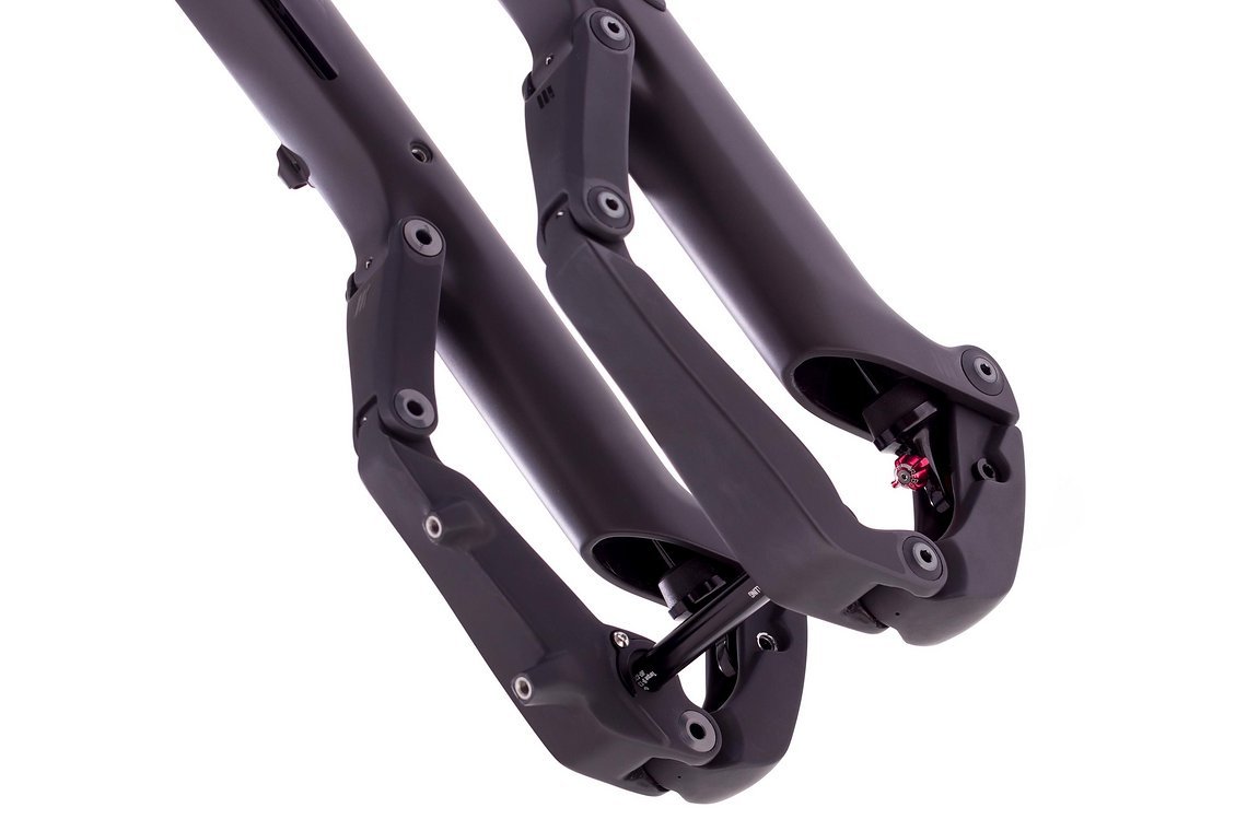 Neben den beiden Luftfedern kommt ein ebenfalls versteckter Twin-Tube-Thru-Shaft-Dämpfer zum Einsatz