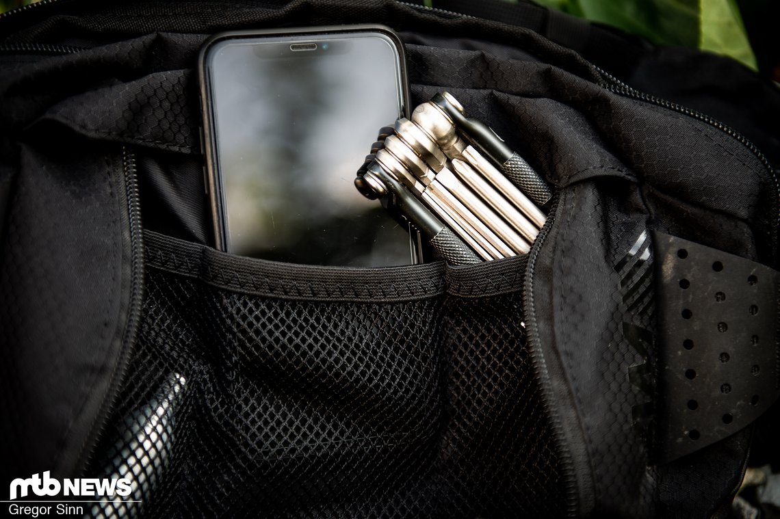 In den Netztaschen findet sich Platz für Handy und Werkzeuge