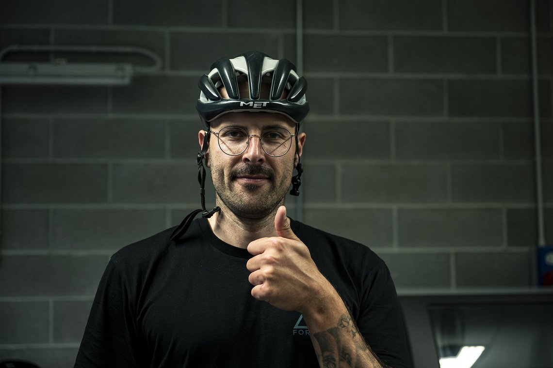 Redakteur Mitch ist Ready4Shreddy und gespannt auf den Blick hinter die Kulissen der italienischen Helm-Spezialisten aus Talamona.