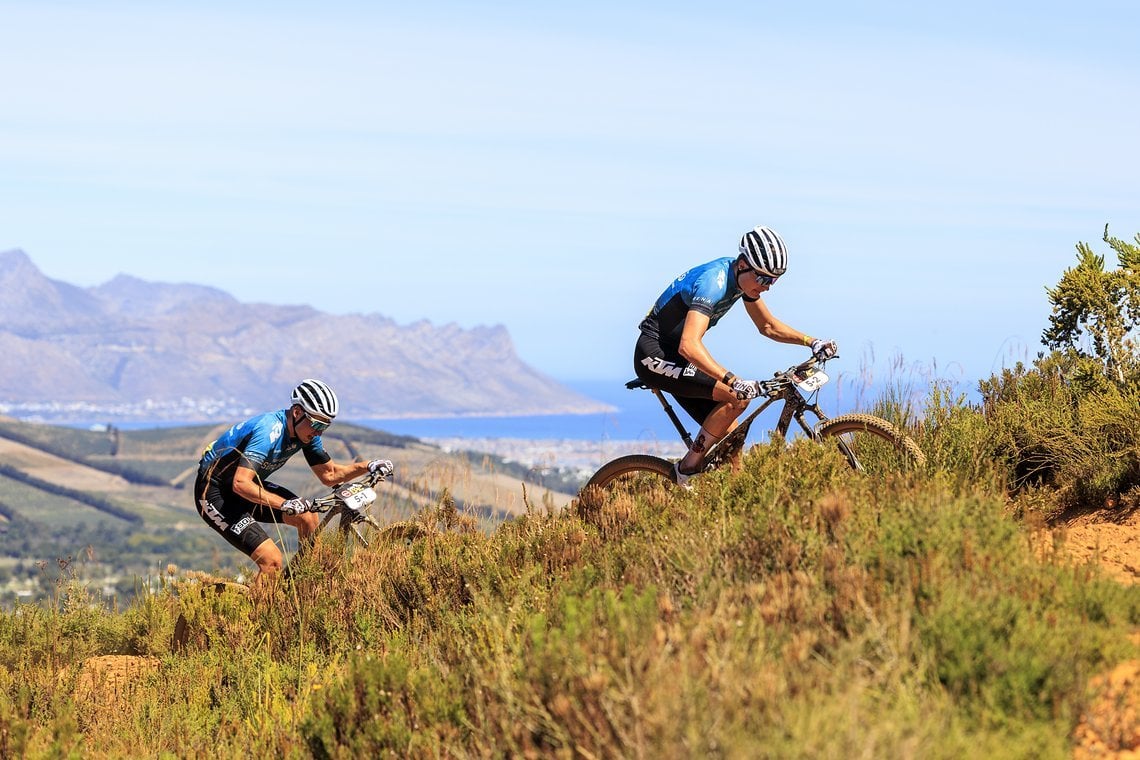 Das deutsche Singer Racing-Duo Jaki Hartmann (vorne) und Simon Stiebjahn, erwischte nicht den besten Start ins diesjährige Cape Epic