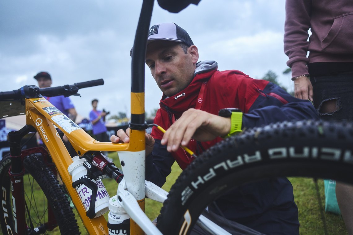 Niemand geringeres als Sascha Weber, ehemaliger deutscher Marathon-Meister, legt Hand an, damit Egger passend zum Start die richtige Sattelposition besitzt.