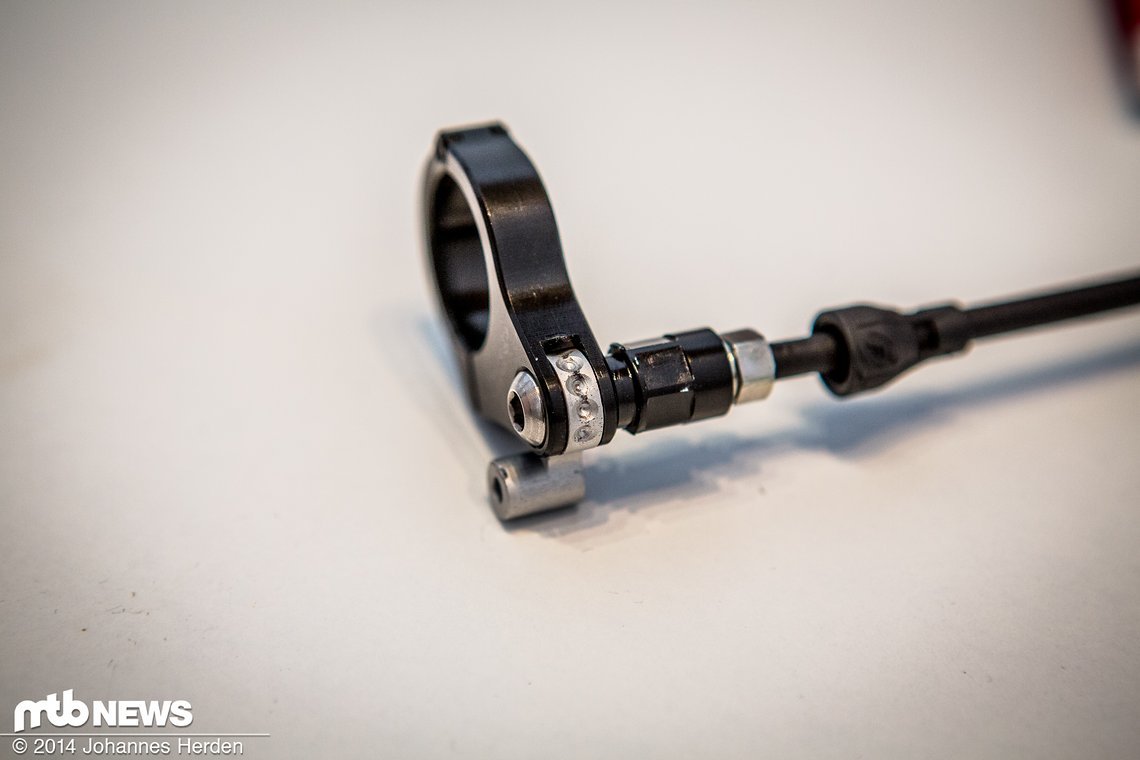 Der Remote-Lockout für die Fomula Federgabeln ist minimalistisch aufgebaut und arbeitet über eine torsionssteifes Kabel, das den Lenkerhebel mit der Gabel verbindet.