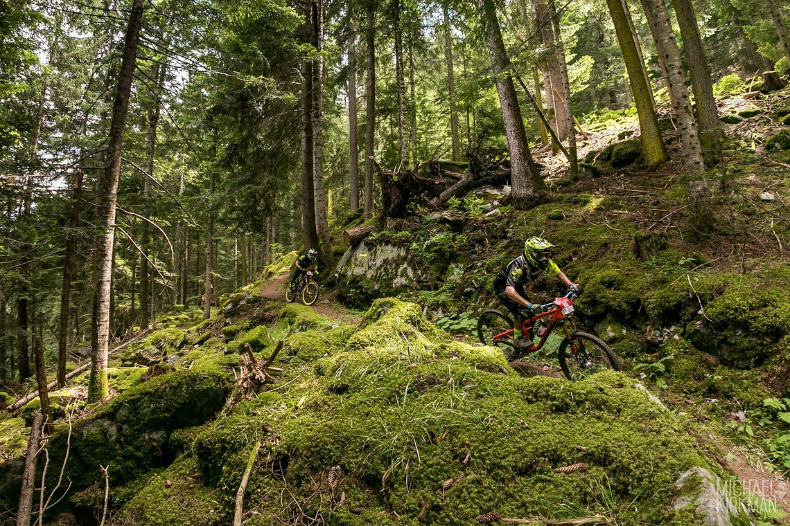 Abwechslungsreich sind die Trails hier oben. Von wilden Bikeparkstrecken, über ruppige Geröllfelder und lockeren Nadelwaldboden findet sich fast alles.