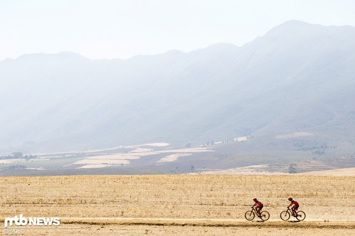 Annika Langvad und Ariane Kleinhans auf dem Weg zum Sieg.