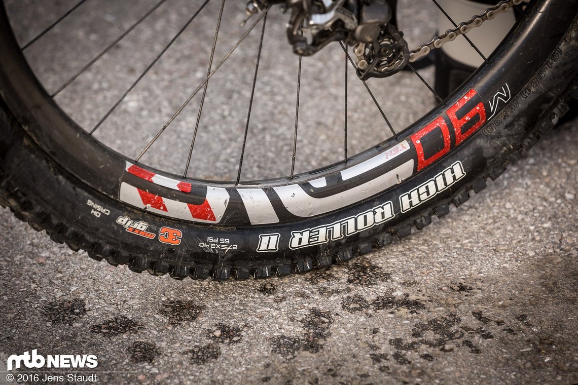 Am Heck und auch gelegentlich an der Front: Maxxis Highroller 2 in 3C Gummimischung, 2,4" Breite und mit DH-Karkasse