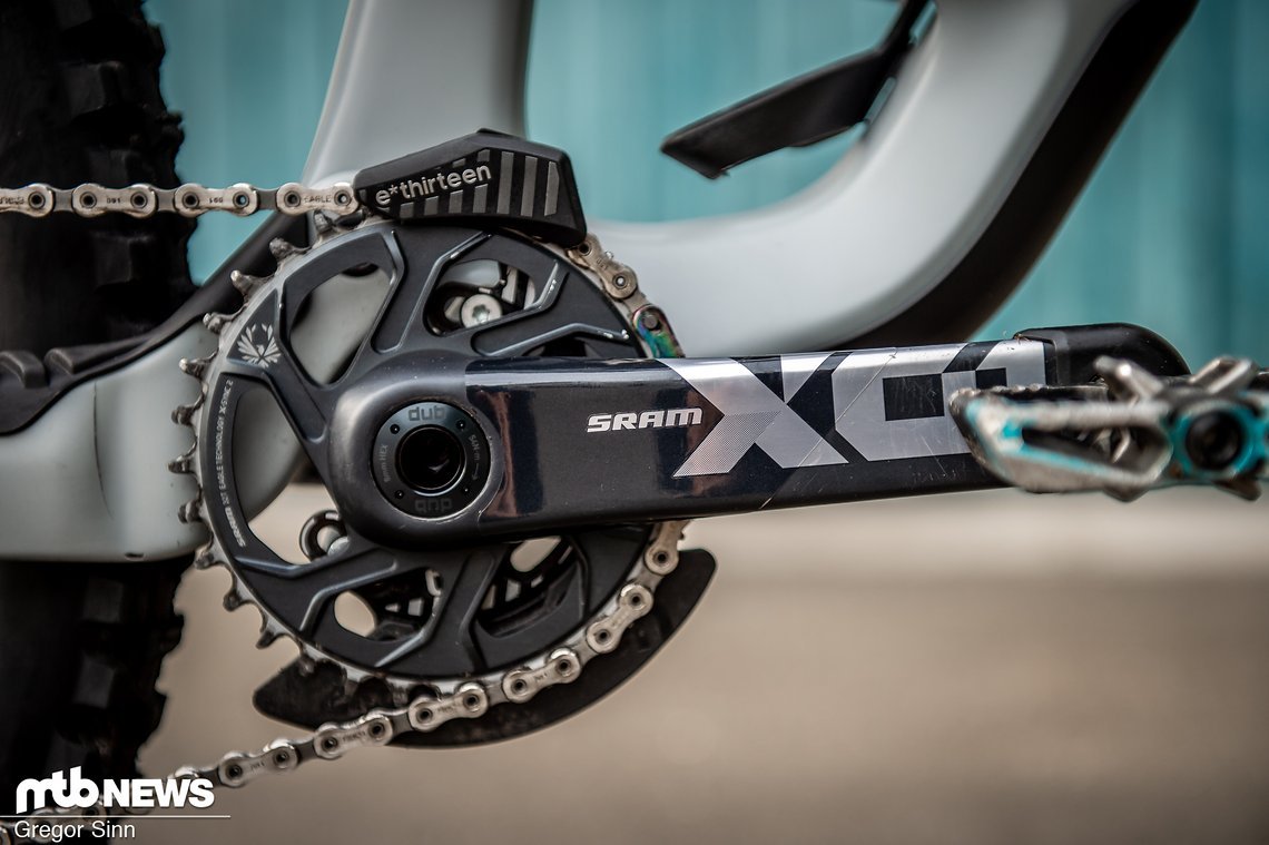 Die SRAM X01-Carbon-Kurbel ist standesgemäß