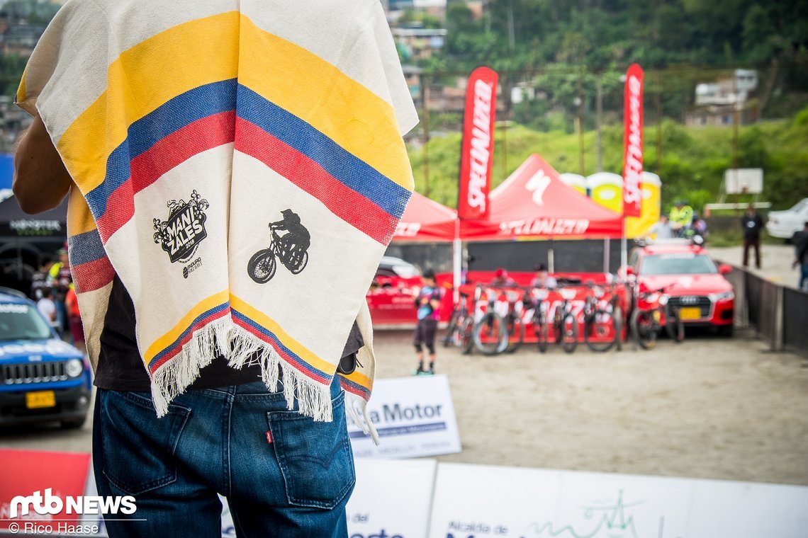 Witziger Poncho mit dem Logo des Rennens