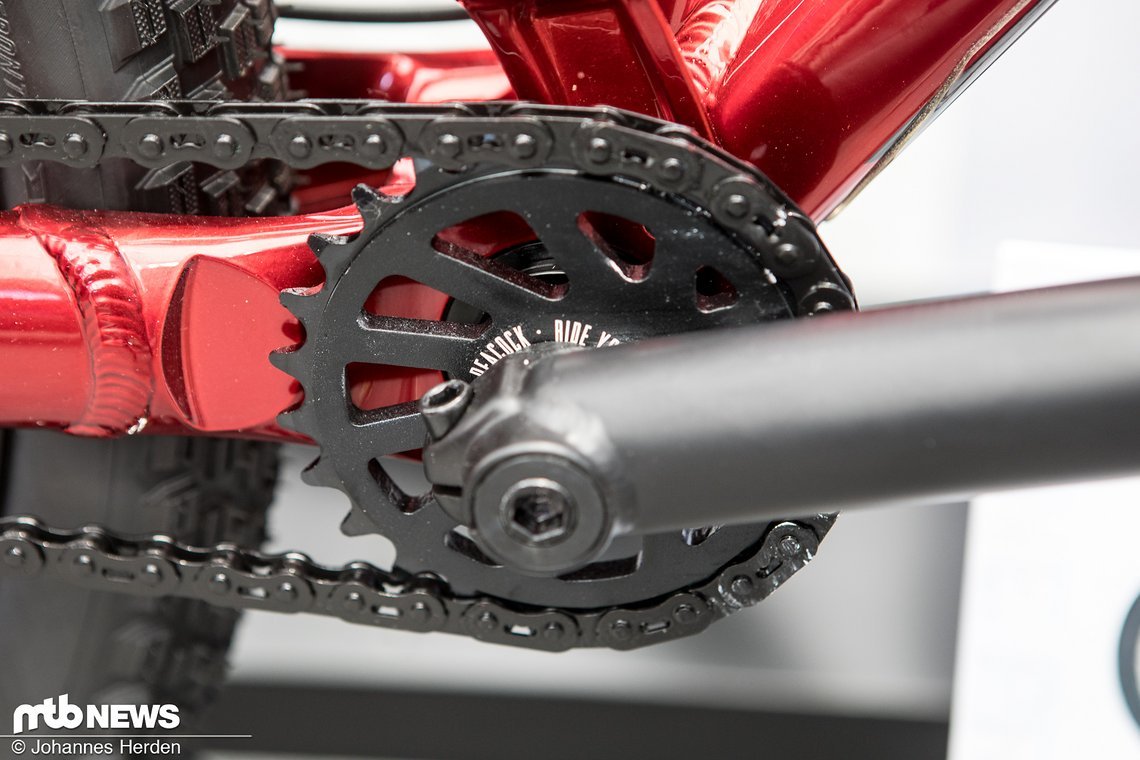 Dank Drehpunkt um das Tretlager wird der Rahmen mit Singlespeed-Antrieb gefahren