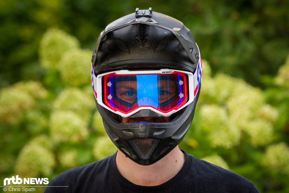 Zu Breit: die Höhe der Scott-Goggle passt für den Dissident, der Rahmen ist aber etwas zu breit für den schmalen Specialized-Helm.