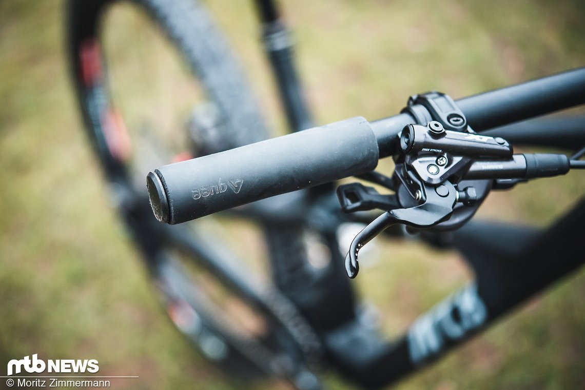 Nicht so schöne Details: Auch wenn das Arc8 Extra in erster Linie als Rahmenset interessant sein dürfte, sind Silikongriffe, die sich ohne viel Kraft verdrehen lassen, an einem Bike dieser Kategorie ungeeignet.