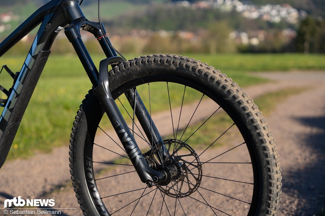 Das Fahrwerk besteht aus einer RockShox Lyrik Select+ Federgabel mit 170 mm Federweg an der Front …