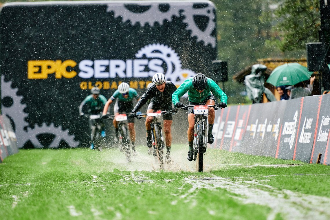 Kopf an Kopf-Rennen ins Ziel zwischen den beiden führenden Damen-Teams