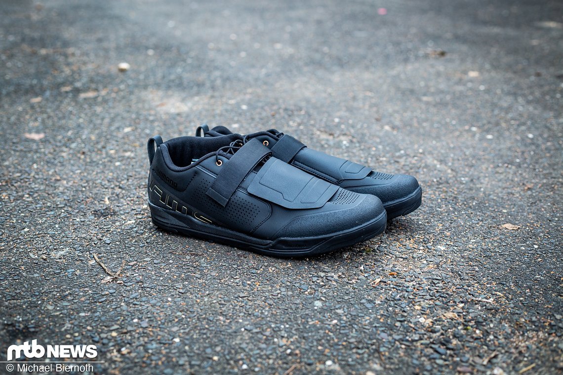 In der getesteten Farbkombination macht der All Mountain bis Downhill-Schuh definitiv einen schlanken Fuß.