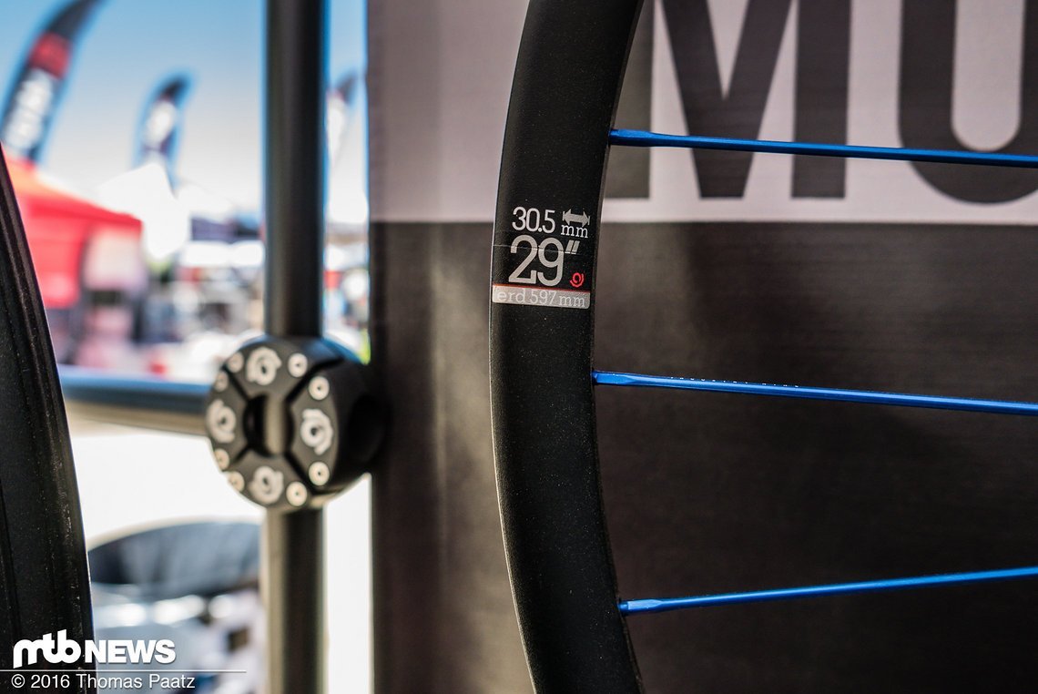 Die Felge wiegt in 27,5" 520g, in 29" 540g