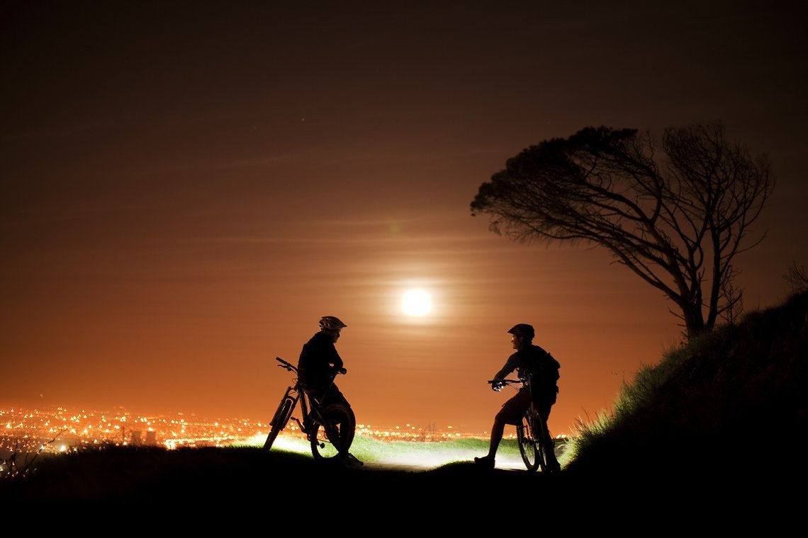Andrew Savage & Gary während einem Nightride in Südafrika im Juni 2009.