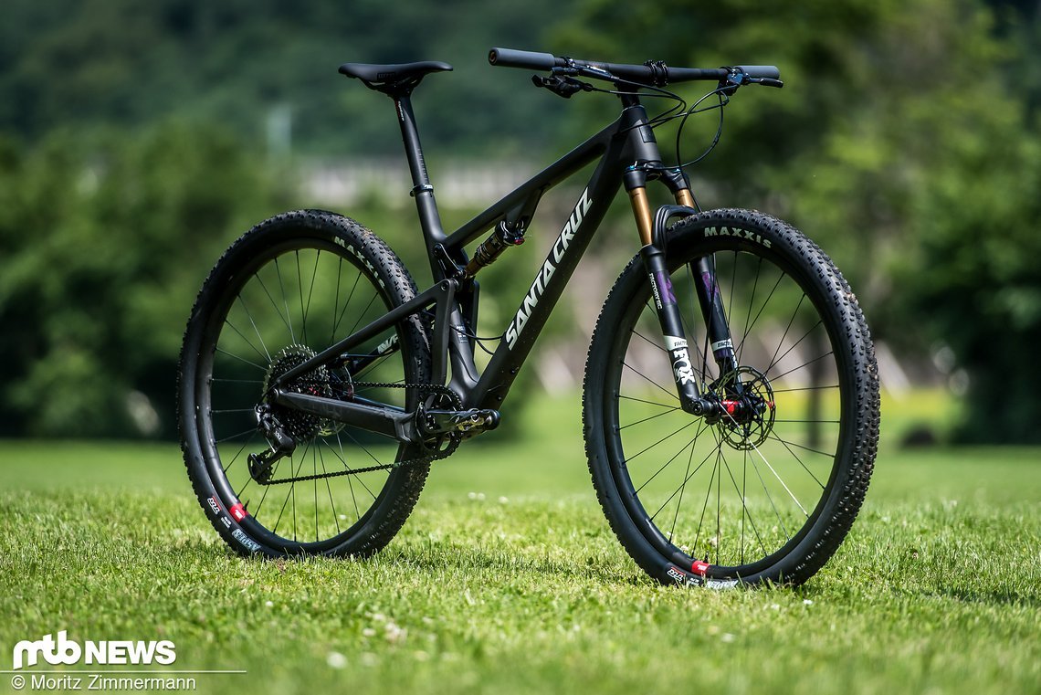 Das Santa Cruz Blur ist das neue 100 mm XC-Fully des Edel-Herstellers und mittlerweile in ganzen 8 Ausstattungsvarianten als C oder CC Carbon-Rahmen erhältlich.