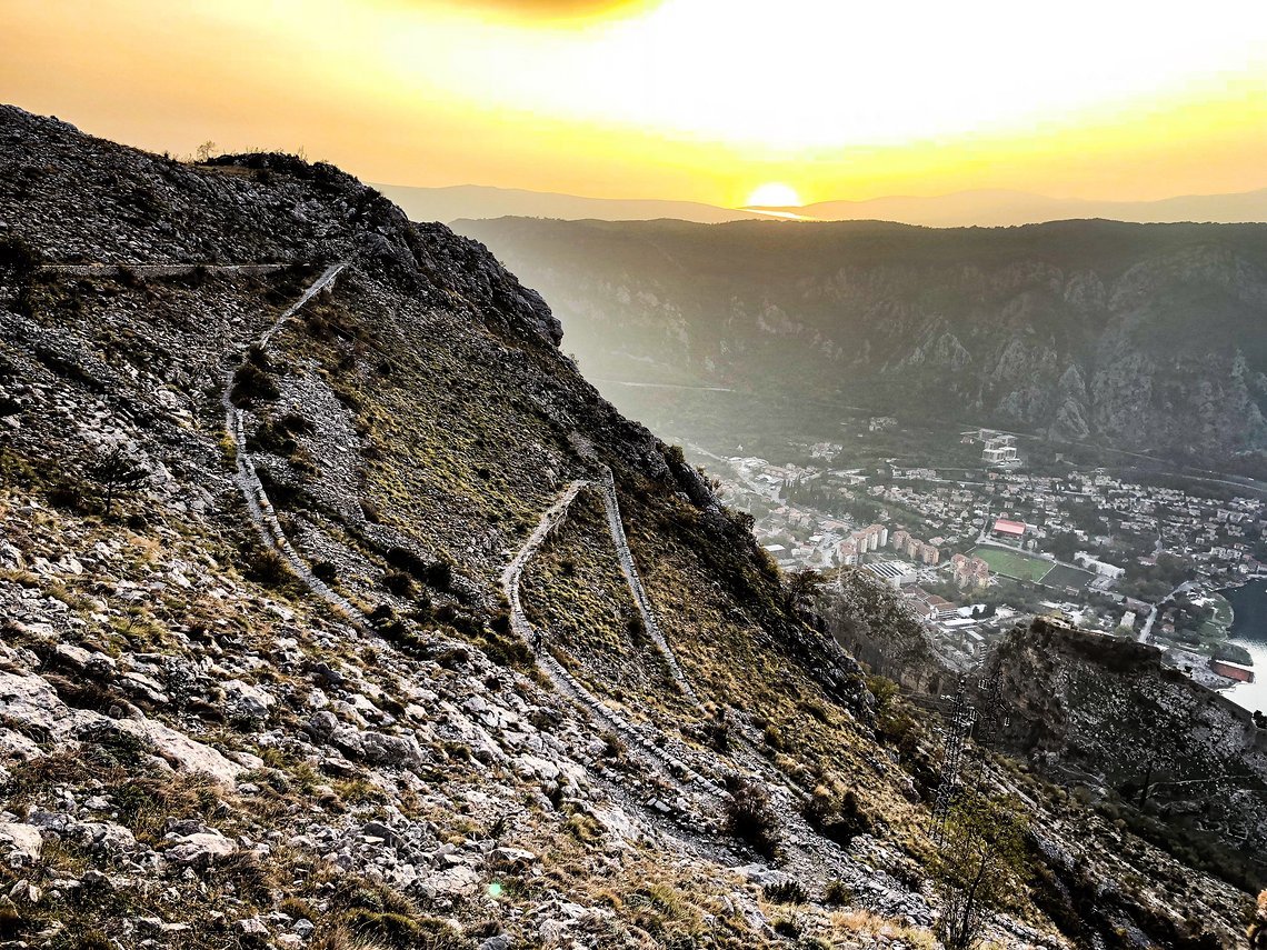  Trail-Traum bis zur Altstadt von Kotor, die direkt am Meer liegt.