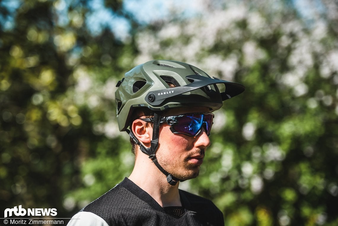 Der Oakley DRT5 ist ein mehr als spannender Mountainbike-Helm, der mit zahlreichen durchdachten Features aufwarten kann.