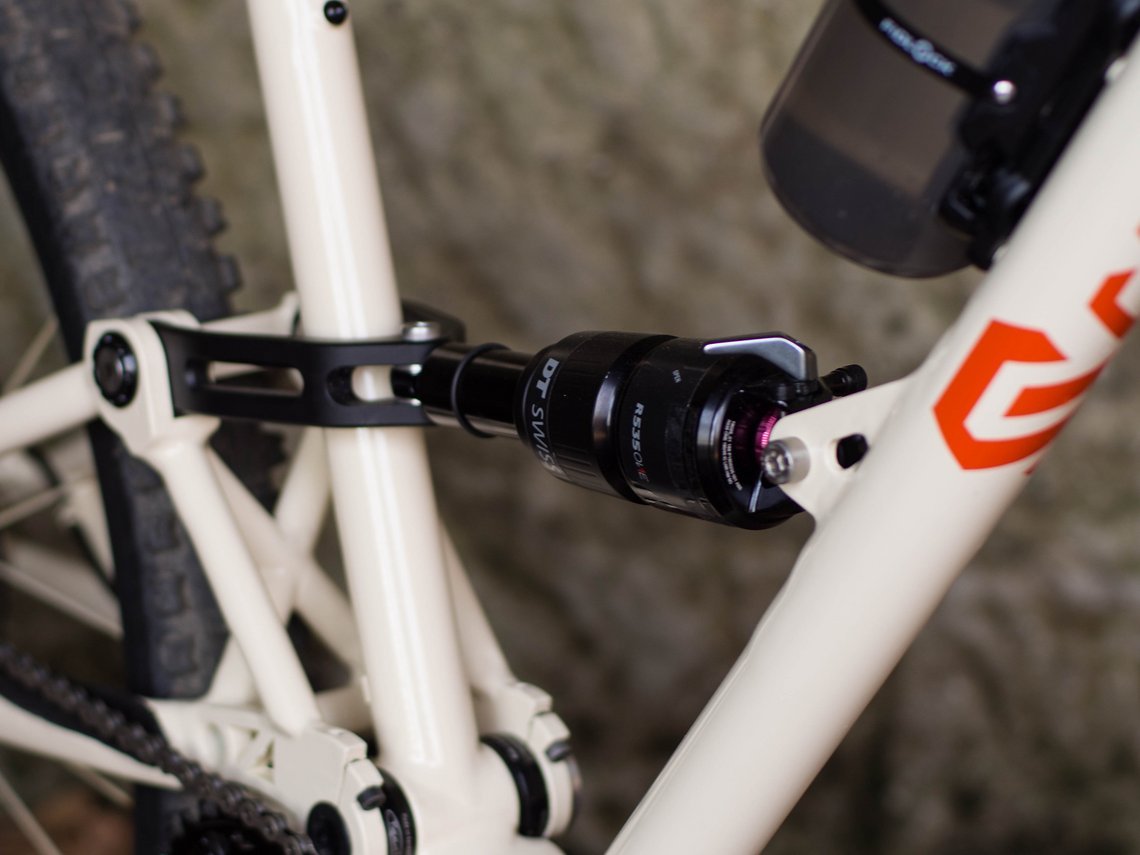 ... und einem DT Swiss R535 One, der die 135 mm Federweg am Heck verwaltet