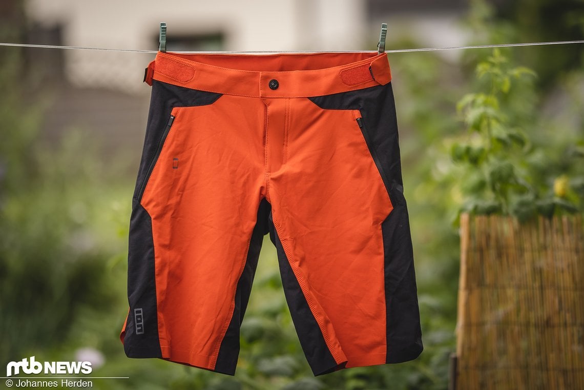 Knallig-orange und robust: Die ION Scrub Mesh_ine ist eine stabile Shorts mit recht steifem Bund, aber komfortablem 4Way-Stretch am Rest der Hose