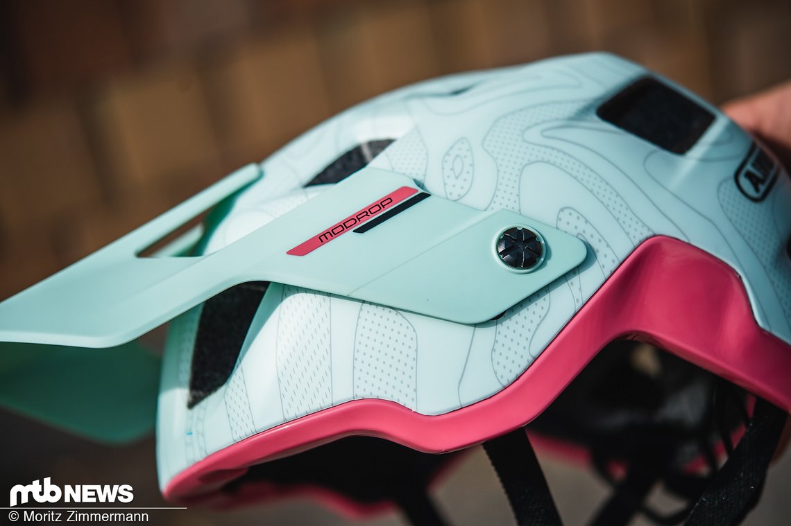 Natürlich kann am neuen Abus MTB Helm auch das Visier verstellt werden – inkl. Platz für eine Goggle.