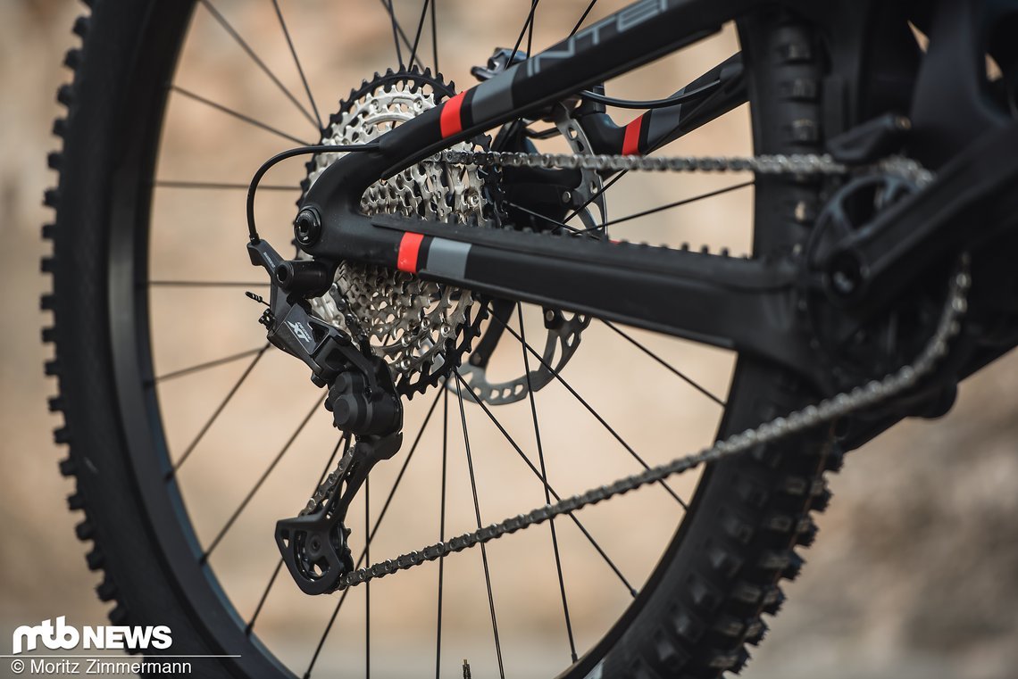 Geschaltet wird mit der bewährten Shimano XT-Schaltung mit 12 Gängen.