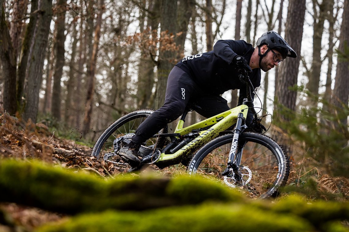 Die Stärke des KIS-Systems kann man innerhalb weniger Sekunden anpassen. Im mittleren Setting habe ich mich zu entkoppelt vom Untergrund und von der Front des Bikes gefühlt, was das Handling ungewohnt gemacht hat.