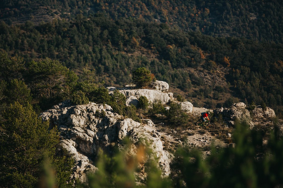 pyrenees-orientales-altitude-adventures-mtb-outsideisfree-ridge-rocks