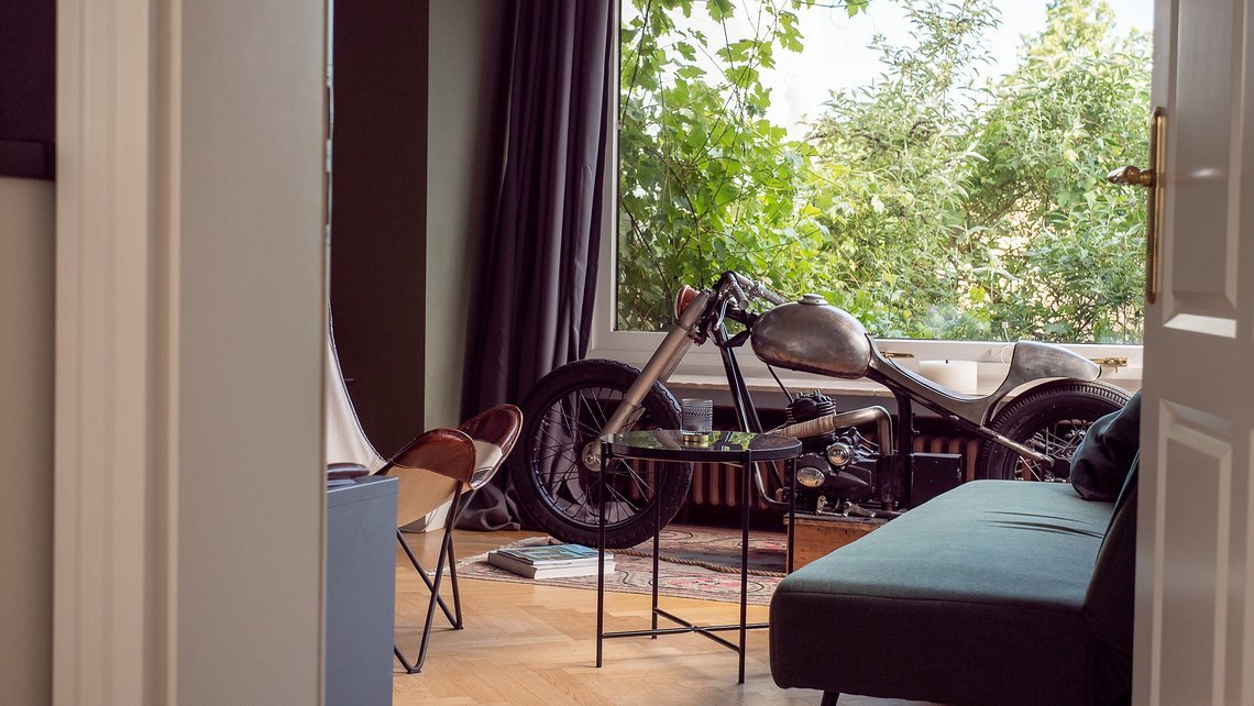 Der Hausherr hingegen stellt sich auch gerne mal ein Custom-Motorrad in sein Schlafzimmer.